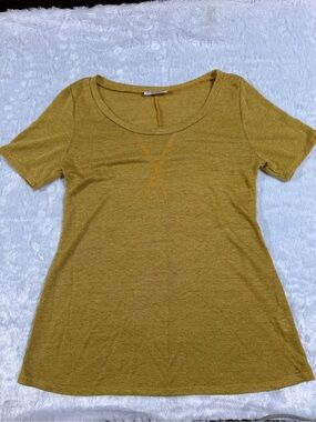 Frumos Women’s Scoop Neck Short Sleeve Tee in Mustard